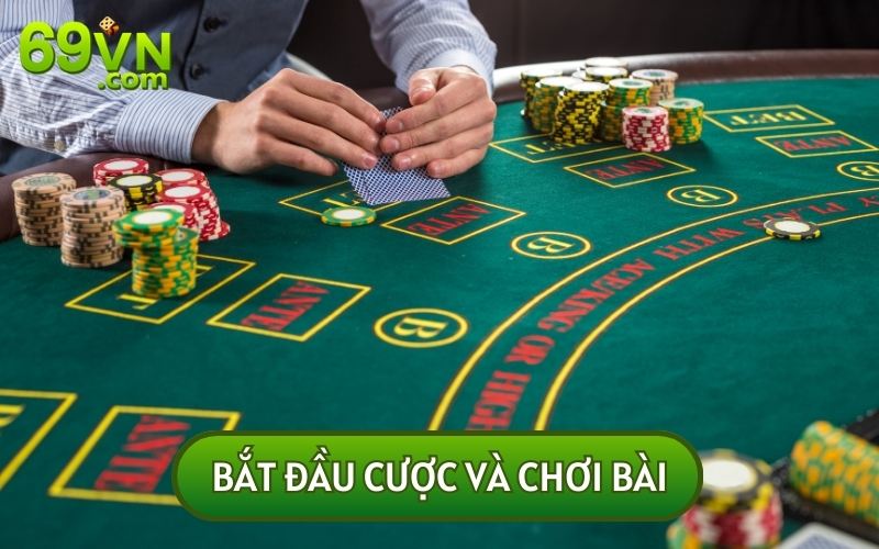 Khi bắt đầu ván cược Dealer sẽ tiến hành mở bài và xác định người thắng thua